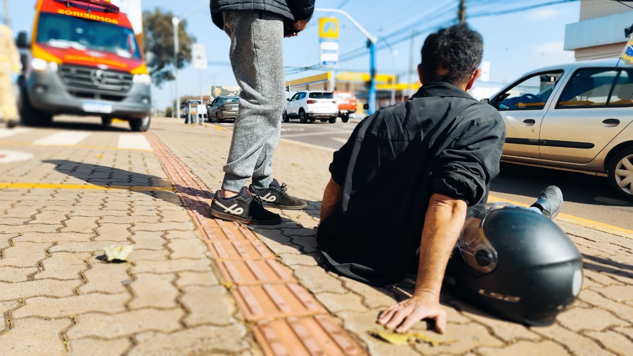 Pai e filho se envolvem em acidente de trânsito na Avenida Carlos Gomes