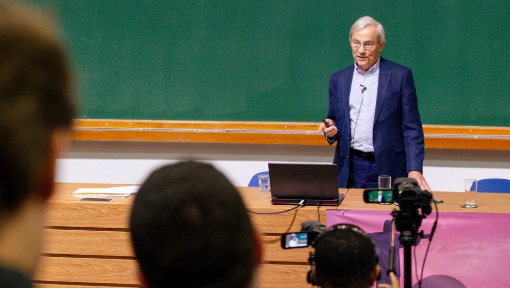 Nobel da economia diz que impacto da IA no emprego é superestimado Imagem referente a Nobel da economia diz que impacto da IA no emprego é superestimado
