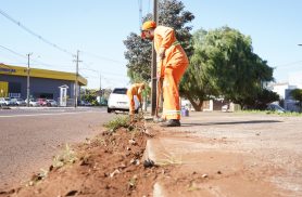 Prefeitura intensifica limpeza de meios-fios e bocas de lobo para prevenir impactos do El Niño Prefeitura intensifica limpeza de meios-fios e bocas de lobo para prevenir impactos do El Niño