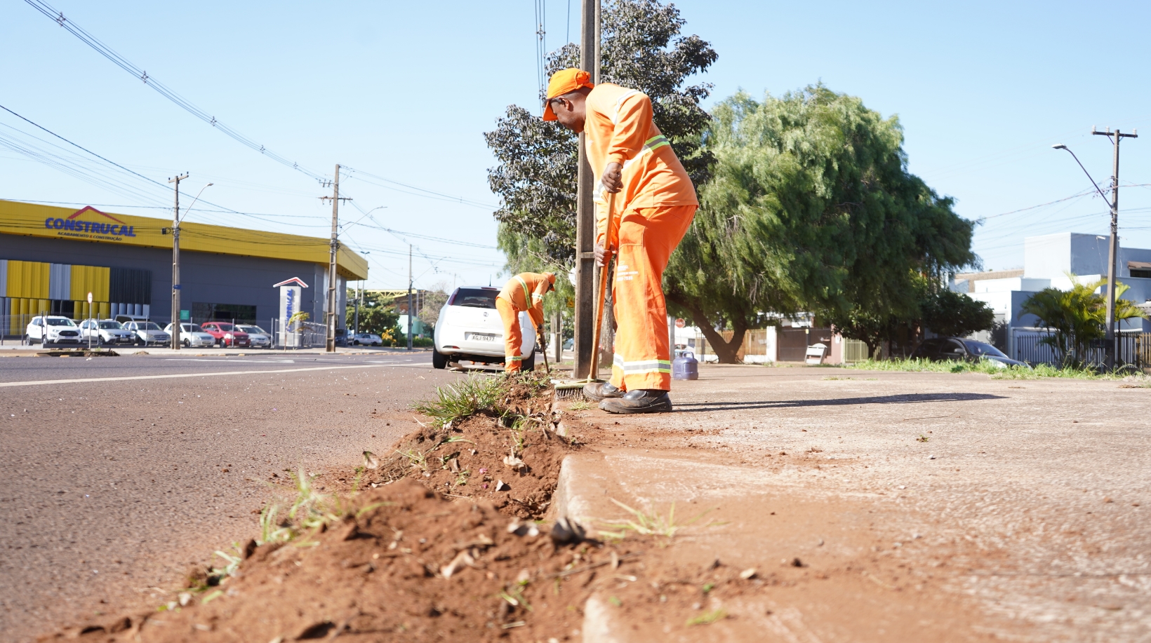 Prefeitura intensifica limpeza de meios-fios e bocas de lobo para prevenir impactos do El Niño