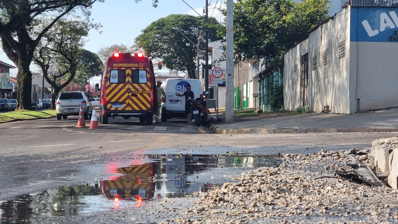 Motociclista derrapa em poça de gordura, sofre queda e fica ferida na Avenida Assunção