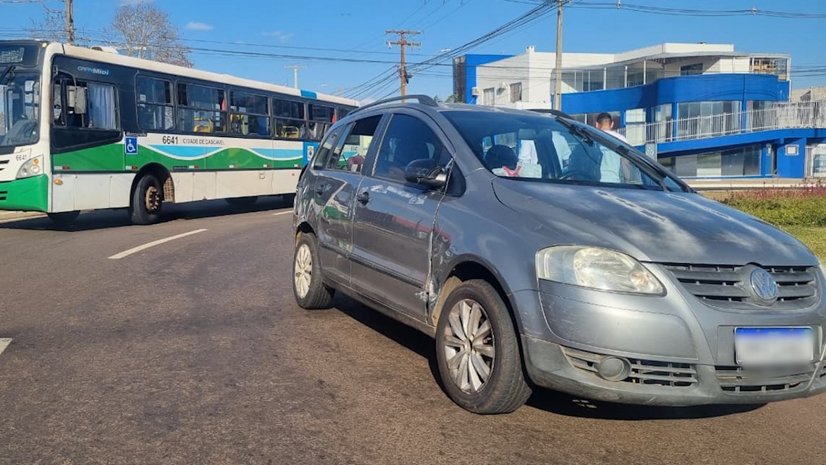 Batida entre carro e ônibus do transporte coletivo é registrada no Centro da cidade