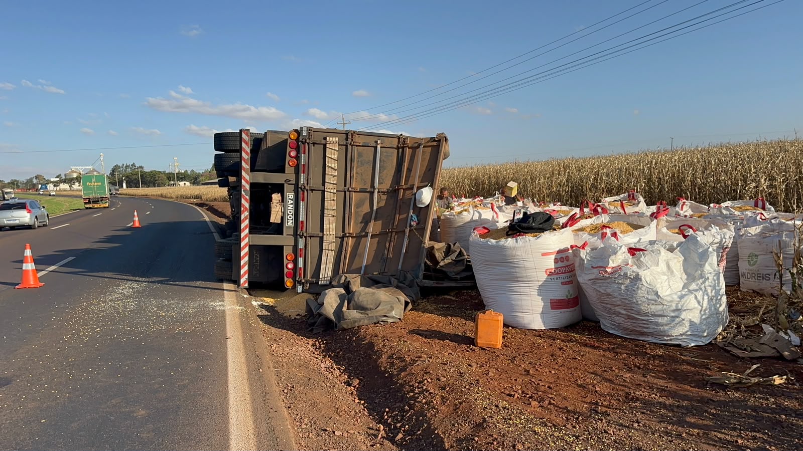 Caminhão de milho tombado há horas interdita parcialmente a BR-163