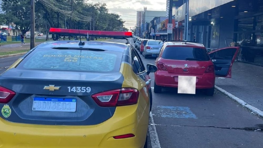 Tentativa de despistar a PM termina com apreensão de haxixe e carro recolhido no Centro Imagem referente a Tentativa de despistar a PM termina com apreensão de haxixe e carro recolhido no Centro