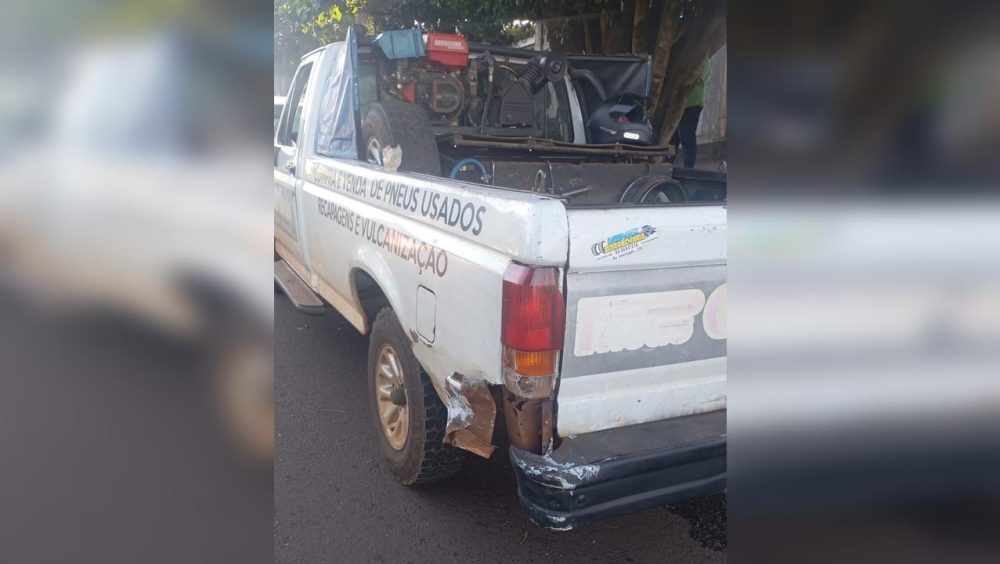 Colisão entre Honda Fit e caminhonete deixa danos materiais em Cascavel Imagem referente a Colisão entre Honda Fit e caminhonete deixa danos materiais em Cascavel