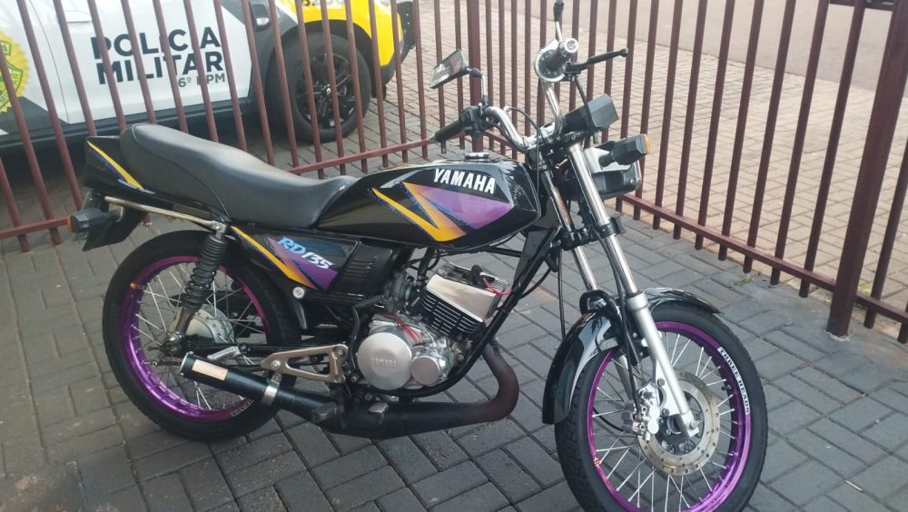 Motociclista empina moto, tenta fugir da PM e tem veículo apreendido em Cascavel Imagem referente a Motociclista empina moto, tenta fugir da PM e tem veículo apreendido em Cascavel