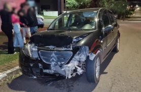 Motociclista sofre ferimentos na cabeça após batida frontal com carro Motociclista sofre ferimentos na cabeça após batida frontal com carro