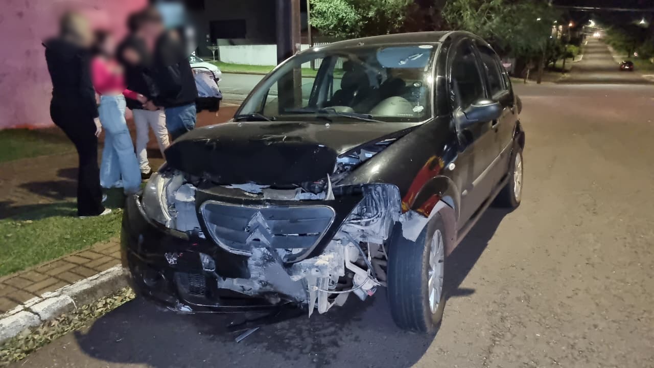 Motociclista sofre ferimentos na cabeça após batida frontal com carro