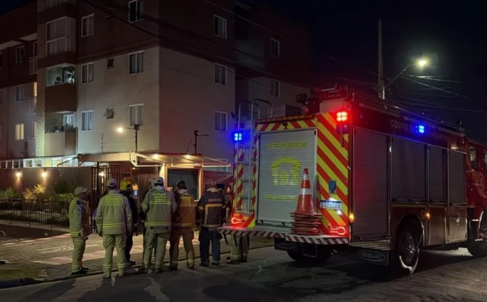 Explosão em apartamento deixa homem gravemente queimado e provoca incêndio em condomínio de Curitiba Imagem referente a Explosão em apartamento deixa homem gravemente queimado e provoca incêndio em condomínio de Curitiba