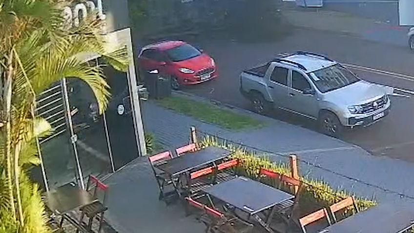 Vídeo mostra momento em que árvore desaba no Centro de Cascavel