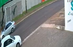 Carro bate em veículo estacionado e colisão é registrada por câmera em Cascavel Carro bate em veículo estacionado e colisão é registrada por câmera em Cascavel