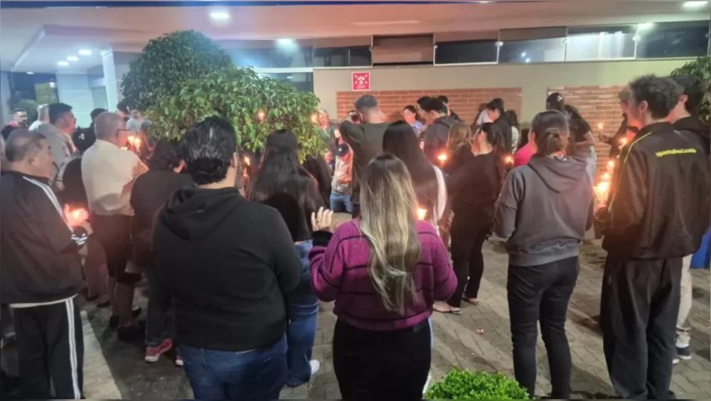Em oração: familiares e amigos se reúnem em frente à Santa Casa por jovem que sofreu grave acidente Imagem referente a Em oração: familiares e amigos se reúnem em frente à Santa Casa por jovem que sofreu grave acidente