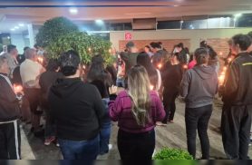 Em oração: familiares e amigos se reúnem em frente à Santa Casa por jovem que sofreu grave acidente