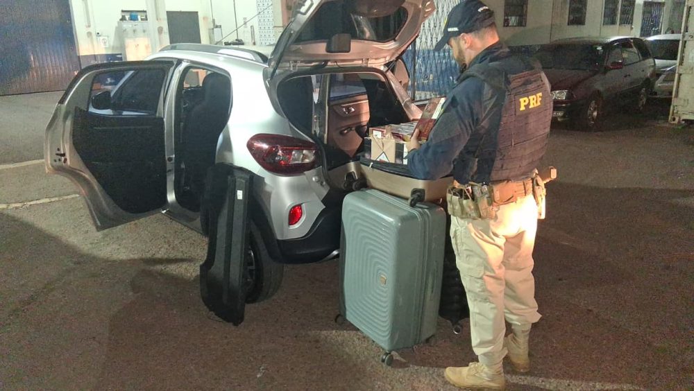 Motorista é flagrado pela segunda vez transportando cigarros contrabandeados na BR-277 Imagem referente a Motorista é flagrado pela segunda vez transportando cigarros contrabandeados na BR-277