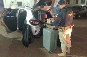 Motorista é flagrado pela segunda vez transportando cigarros contrabandeados na BR-277 Motorista é flagrado pela segunda vez transportando cigarros contrabandeados na BR-277