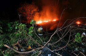 Incêndio ambiental mobiliza bombeiros no Bairro 14 de Novembro em Cascavel Incêndio ambiental mobiliza bombeiros no Bairro 14 de Novembro em Cascavel