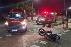 Acidente violento entre carro e moto deixa dois feridos no Bairro Interlagos Acidente violento entre carro e moto deixa dois feridos no Bairro Interlagos