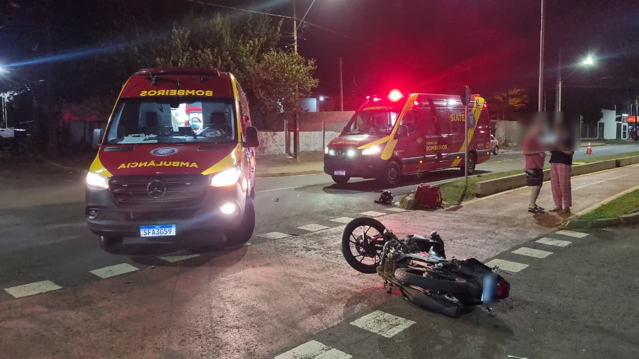 Acidente violento entre carro e moto deixa dois feridos no Bairro Interlagos