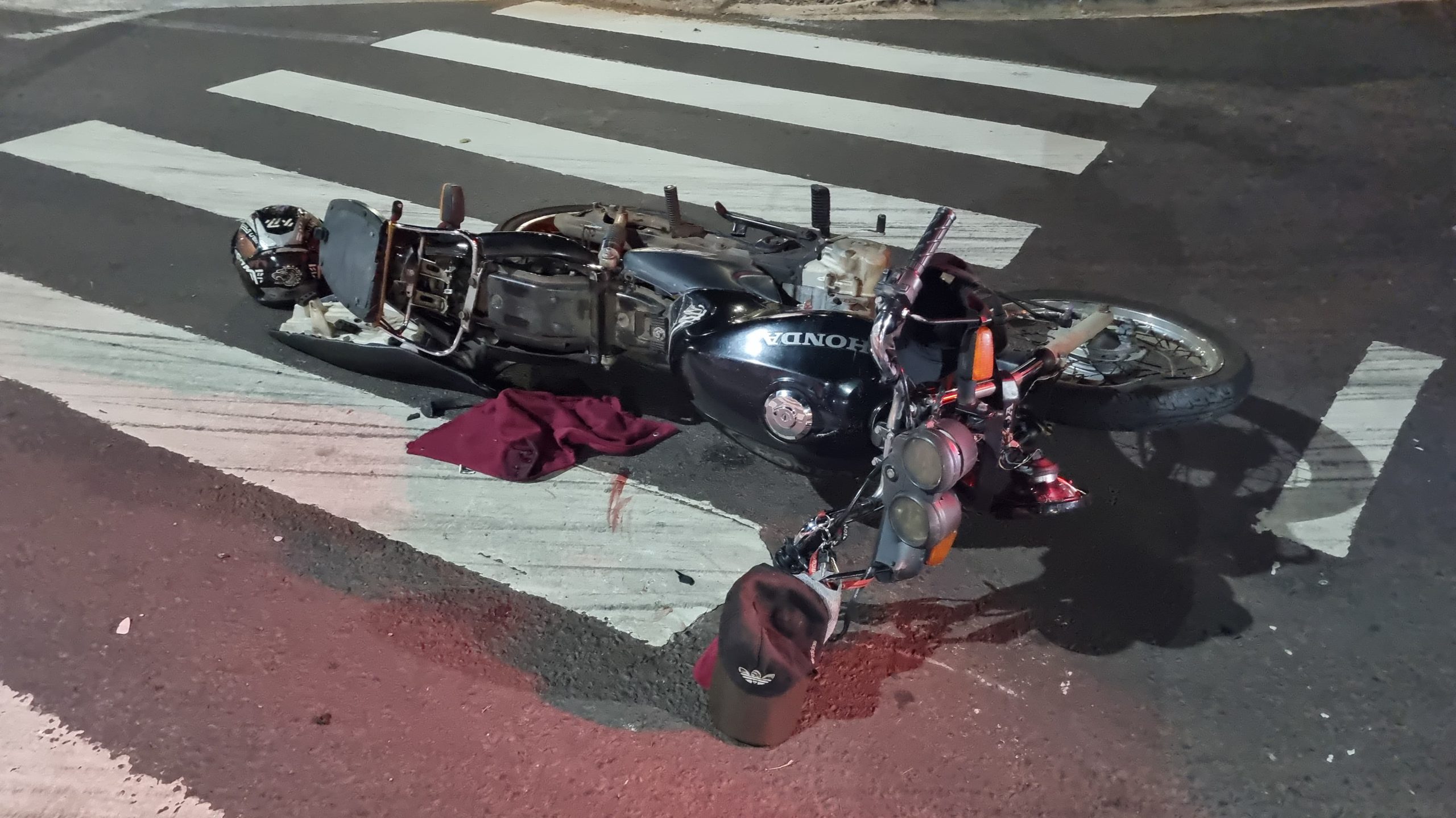 Motociclista sofre queda ao passar reto em rotatória na Avenida Assunção