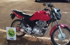 PM recolhe motocicleta com licenciamento vencido e escapamento irregular no Bairro Industrial