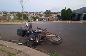 Acidente entre carro e moto deixa motociclista ferido no Bairro Santa Cruz em Cascavel Acidente entre carro e moto deixa motociclista ferido no Bairro Santa Cruz em Cascavel