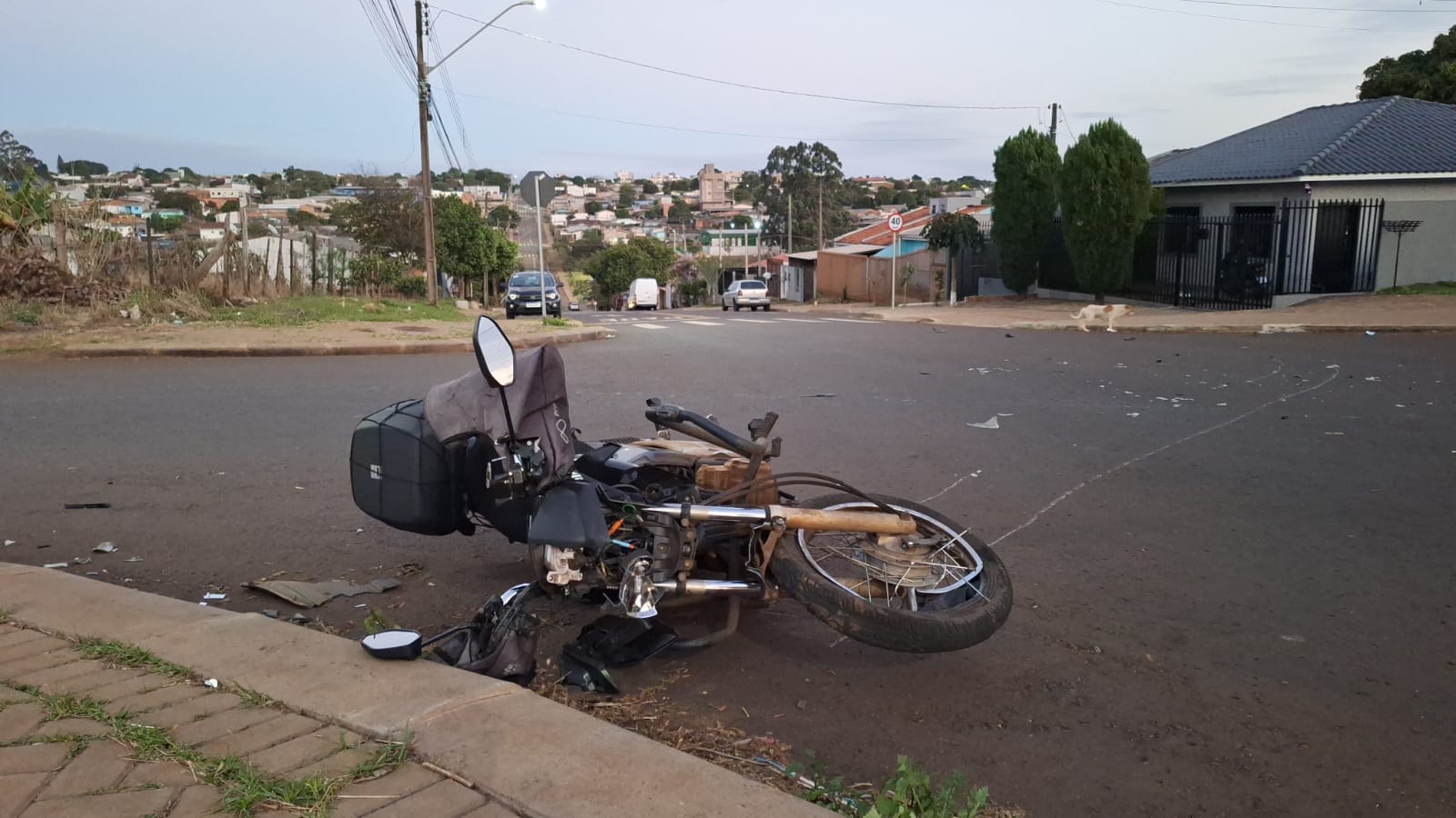 Acidente entre carro e moto deixa motociclista ferido no Bairro Santa Cruz em Cascavel