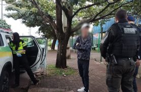 Deu ruim! Amigo desloca até acidente para ajudar mulher embriagada e também é preso Deu ruim! Amigo desloca até acidente para ajudar mulher embriagada e também é preso