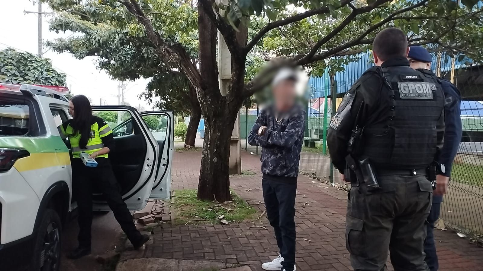 Deu ruim! Amigo desloca até acidente para ajudar mulher embriagada e também é preso