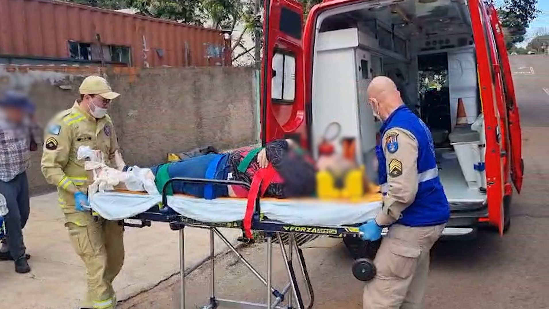 Mulher tenta cortar galho de árvore, cai de escada e tem lesão grave no Centro de Cascavel