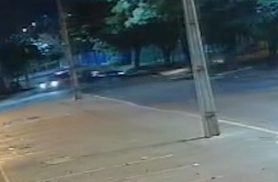 Vídeo mostra mulher embriagada passando reto em rua sem saída e invadindo Praça Céu Vídeo mostra mulher embriagada passando reto em rua sem saída e invadindo Praça Céu