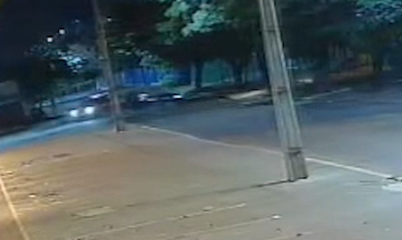 Vídeo mostra mulher embriagada passando reto em rua sem saída e invadindo Praça Céu