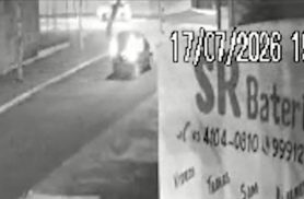Vídeo mostra carro realizando conversão à esquerda em colisão frontal na Rua Fortunato Bebber Vídeo mostra carro realizando conversão à esquerda em colisão frontal na Rua Fortunato Bebber