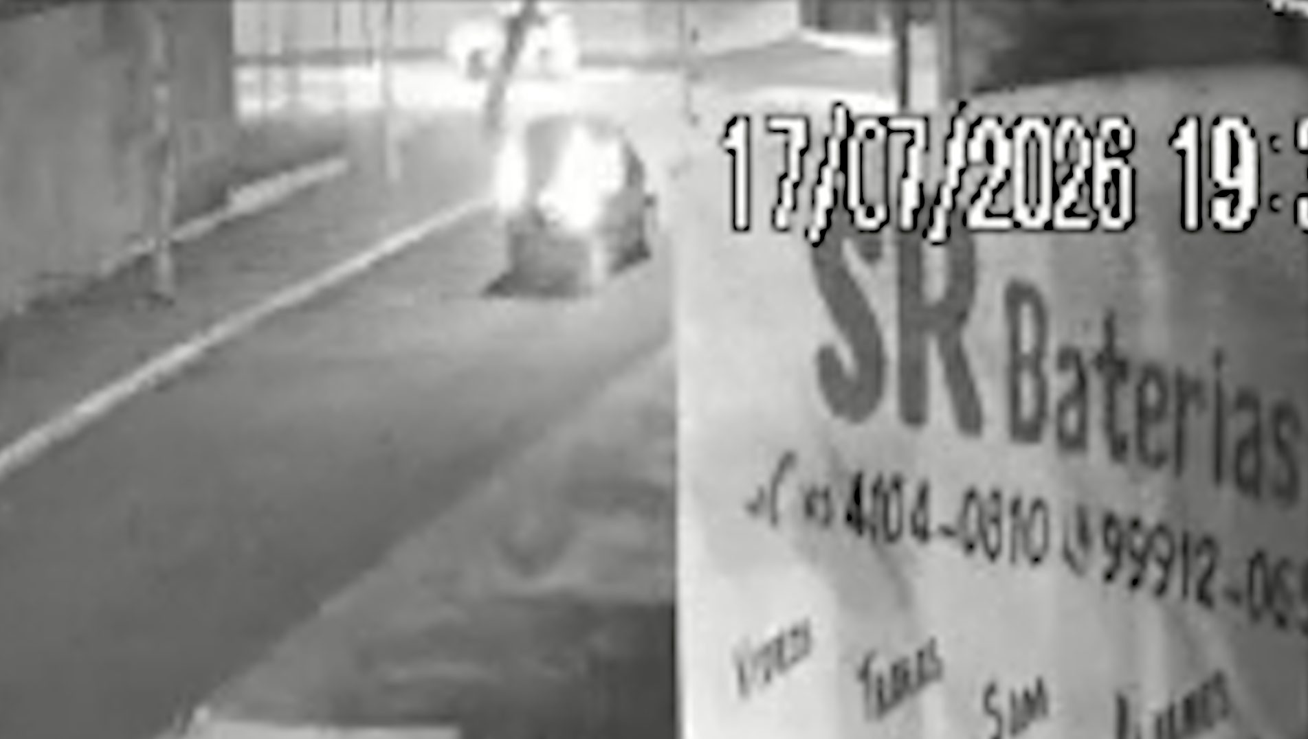 Vídeo mostra carro realizando conversão à esquerda em colisão frontal na Rua Fortunato Bebber