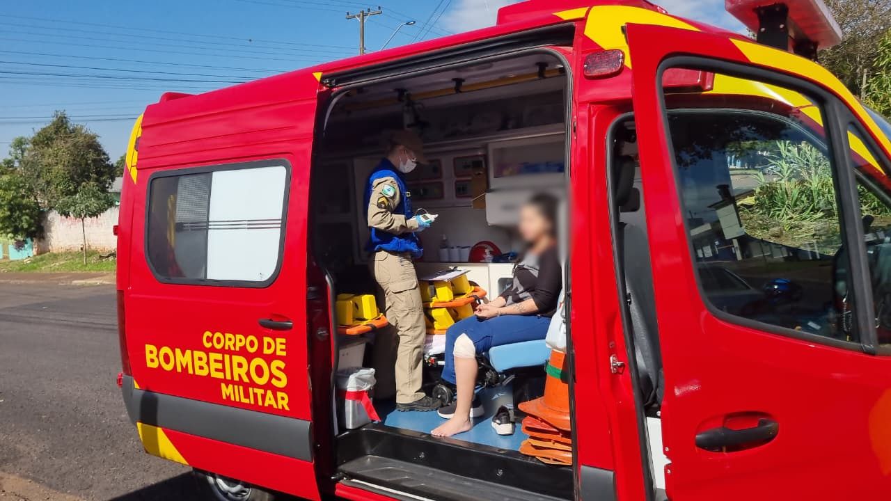Motociclista salta quebra-molas sem sinalização em via recapada e fica ferida