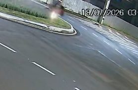 Imagens mostram motociclista saltando rotatória na Avenida Assunção com a Rua Maranhão Imagens mostram motociclista saltando rotatória na Avenida Assunção com a Rua Maranhão
