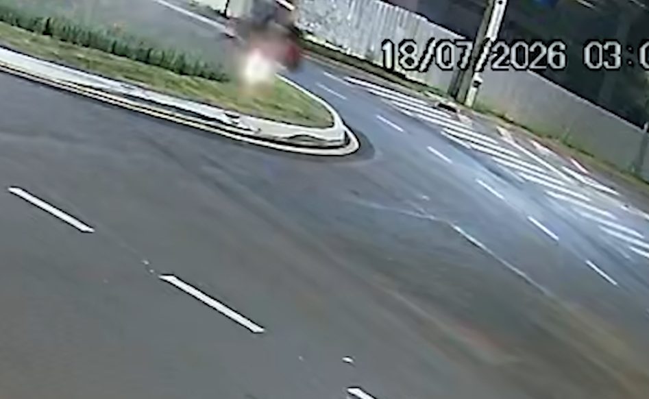 Imagens mostram motociclista saltando rotatória na Avenida Assunção com a Rua Maranhão