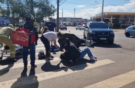 Duas pessoas ficam feridas após colisão entre caminhonete e moto na Avenida Carlos Gomes Duas pessoas ficam feridas após colisão entre caminhonete e moto na Avenida Carlos Gomes