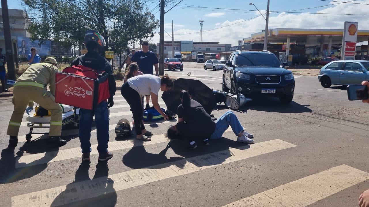 Duas pessoas ficam feridas após colisão entre caminhonete e moto na Avenida Carlos Gomes