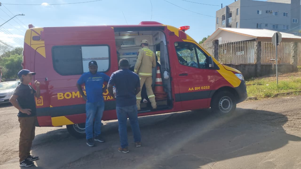 Em mobilete, homem se envolve em colisão com carro e fica ferido no Bairro Neva