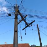 Queda de árvore provoca dano em poste e deixa bairro de Toledo sem luz Imagem relativa a Queda de árvore provoca dano em poste e deixa bairro de Toledo sem luz