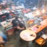 Ataque a tiros em conveniência deixa mortos e feridos; câmeras registram momentos de pânico Imagem relativa a Ataque a tiros em conveniência deixa mortos e feridos; câmeras registram momentos de pânico
