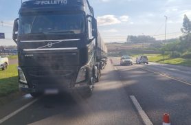 Caminhão com problema mecânico bloqueia parcialmente a BR-277, em Cascavel Caminhão com problema mecânico bloqueia parcialmente a BR-277, em Cascavel
