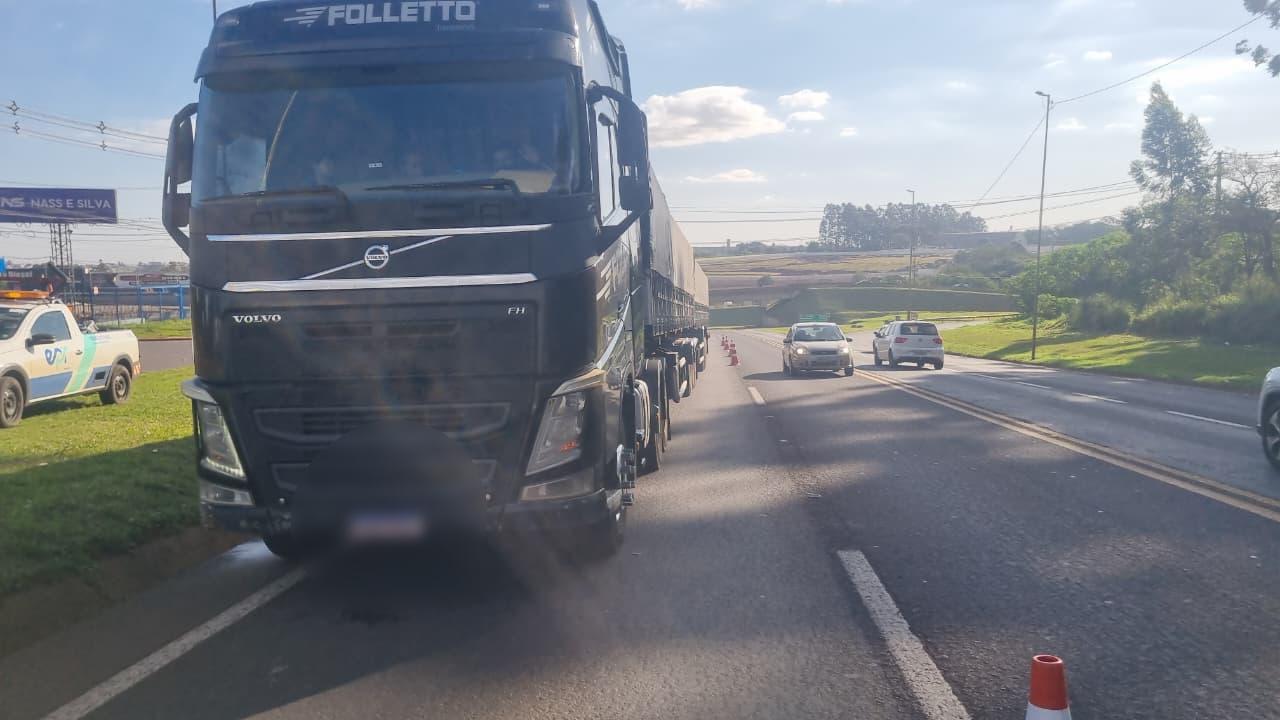 Caminhão com problema mecânico bloqueia parcialmente a BR-277, em Cascavel