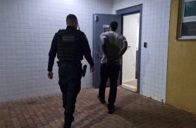 Haitiano é preso após agredir esposa grávida em frente à UPA Tancredo Haitiano é preso após agredir esposa grávida em frente à UPA Tancredo
