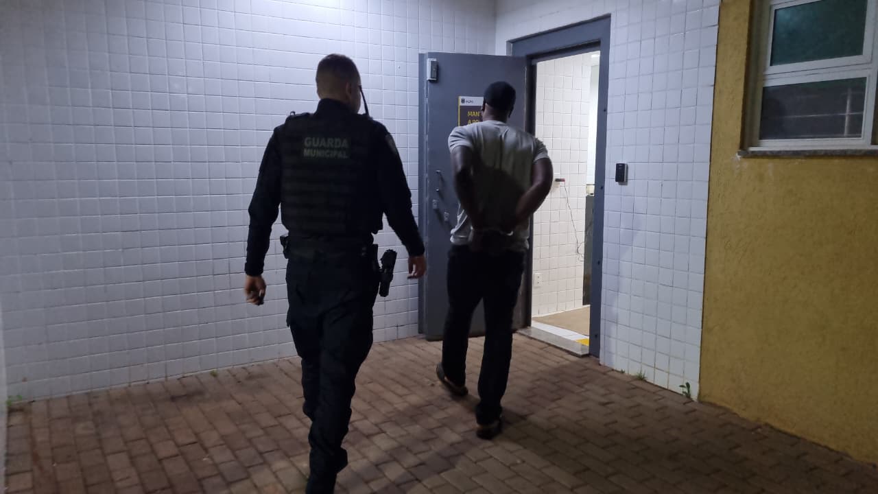 Haitiano é preso após agredir esposa grávida em frente à UPA Tancredo