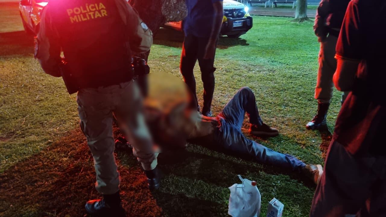 Homem ferido é encontrado caído em canteiro na Avenida Brasil em Cascavel