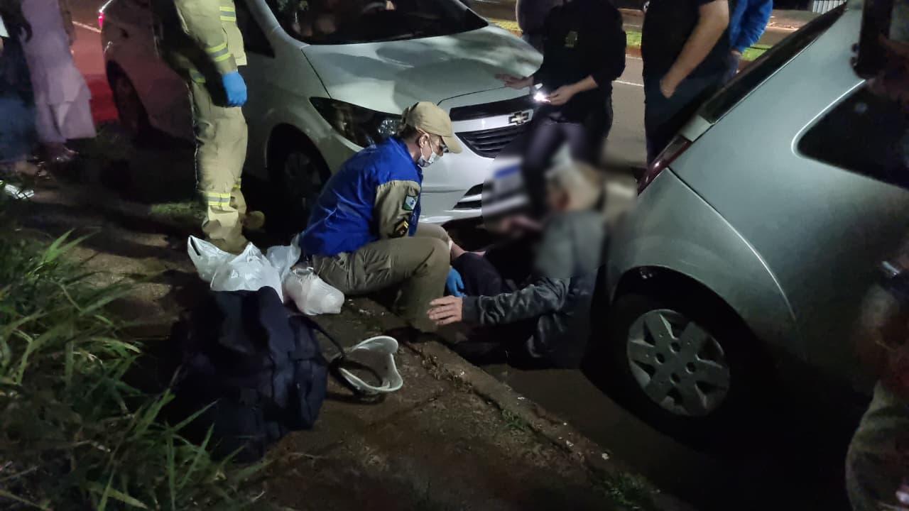Idoso fica ferido após cair na calçada na Avenida Brasil