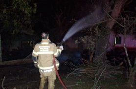 Bombeiros combatem incêndio às margens da BR-163 em Sede Alvorada Bombeiros combatem incêndio às margens da BR-163 em Sede Alvorada