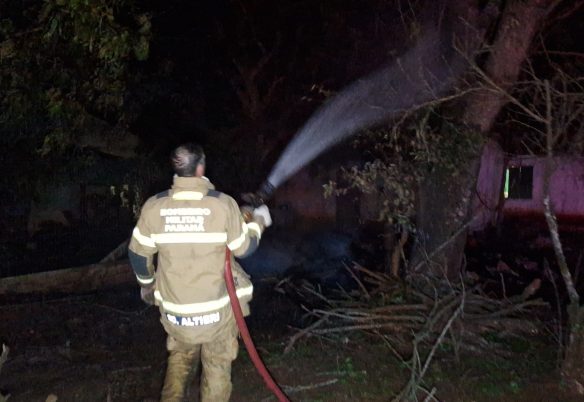 Bombeiros combatem incêndio às margens da BR-163 em Sede Alvorada Bombeiros combatem incêndio às margens da BR-163 em Sede Alvorada