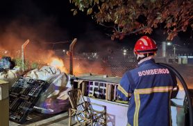 Fogo atinge grande área de vegetação entre a BR-277 e a Rua Souza Naves